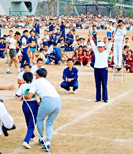 関西創価学園の第4回健康祭の男子マラソンで、最後のランナーを迎える池田先生（1985年10月10日）