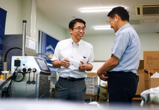 今も時折、取引先の工場を訪問しては、さまざまな提案を行う木戸さん㊧。「これまで築いてきた信用こそが財産です」