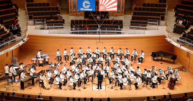 最高峰の「金賞」を獲得した音楽隊の創価グロリア吹奏楽団。平和への思いを込めた熱量あふれる演奏に涙する聴衆も（26日、新潟市内で）