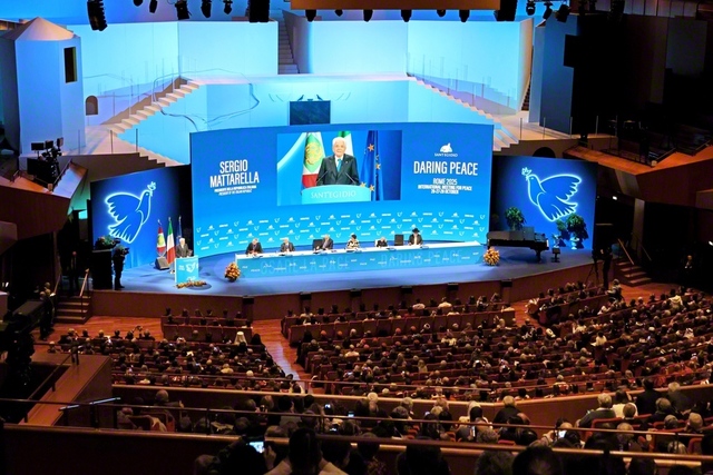聖エジディオ共同体が主催する宗教間の国際会議。開幕式ではイタリアのマッタレッラ大統領ら来賓があいさつした（26日、ローマで）