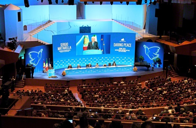 聖エジディオ共同体が主催する宗教間の国際会議。開幕式ではイタリアのマッタレッラ大統領ら来賓があいさつした（26日、ローマで）