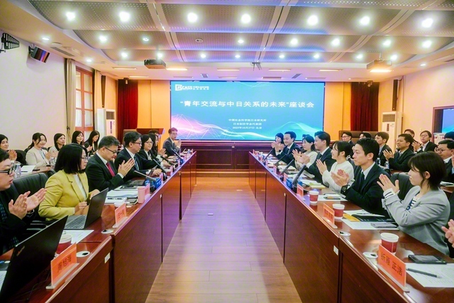 創価学会青年訪中団が中国社会科学院日本研究所を訪れ、楊所長ら研究者、学生と語り合う（27日、北京市内で）