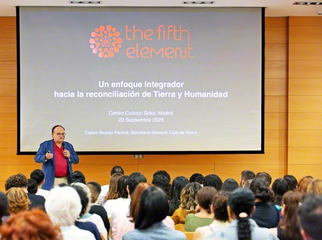 「フィフス・エレメント――地球と人間の調和に向けての包括的アプローチ」と題して行われたアルバレス事務局長の講演会（スペイン文化会館で）
