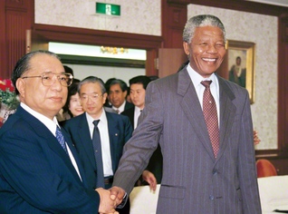 池田先生との会見でマンデラ氏は、「お会いできて、私は以前よりもっと元気になりました」と喜びを語った（1990年10月31日、旧・聖教新聞本社で）