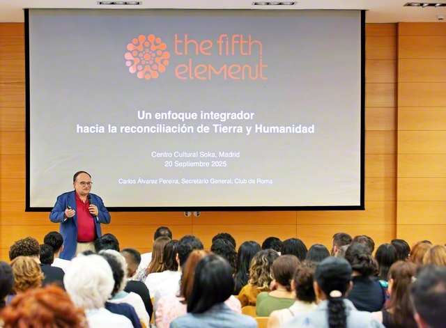 「フィフス・エレメント――地球と人間の調和に向けての包括的アプローチ」と題して行われたアルバレス事務局長の講演会（スペイン文化会館で）