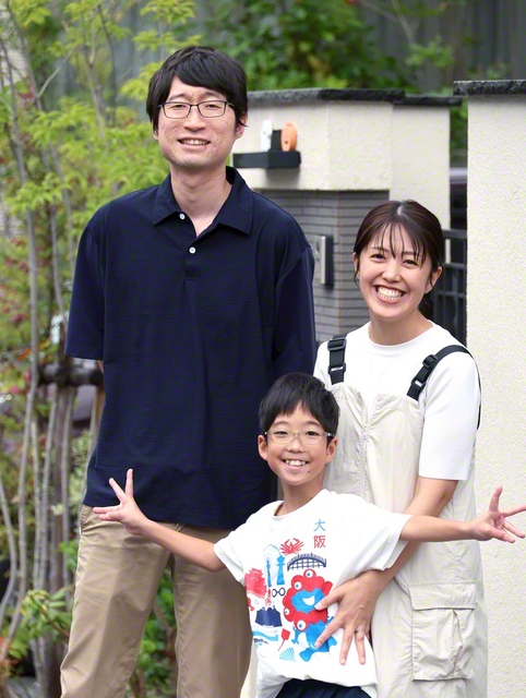 今回の取材で撮影した豊田さん一家の写真。真菜実さんと崇久さんの間に挟まれると、決まって笑顔になる樹生さん。カメラを向けると元気にピース！