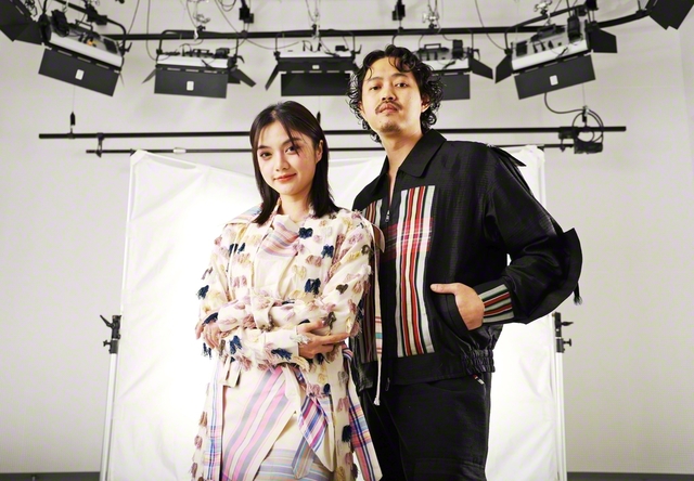 タイのフュージョンバンド「ASIA7」のメインボーカルを務めるアオイさん㊧と、民族楽器奏者のトンさん