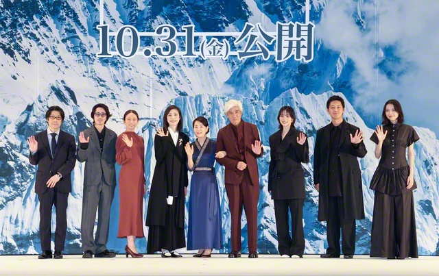 完成披露試写会で舞台あいさつした吉永さん（中央）ら出演者と阪本監督（左端）