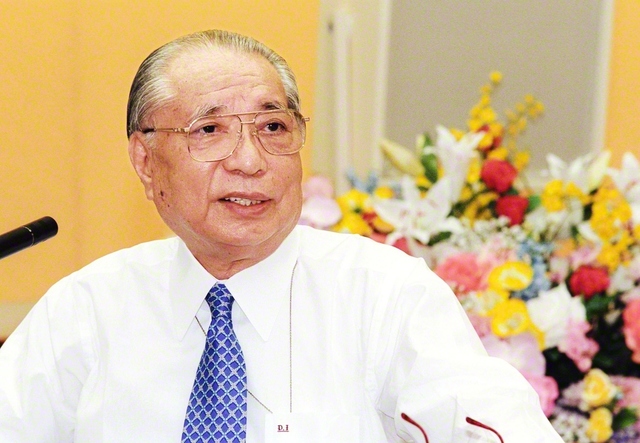 VOD番組「永遠勝利のための信仰」から。2002年11月の本部幹部会で池田先生は、勇気を発揮して偉大な歴史を残そうと訴えた（東京の創価国際友好会館〈当時〉で）