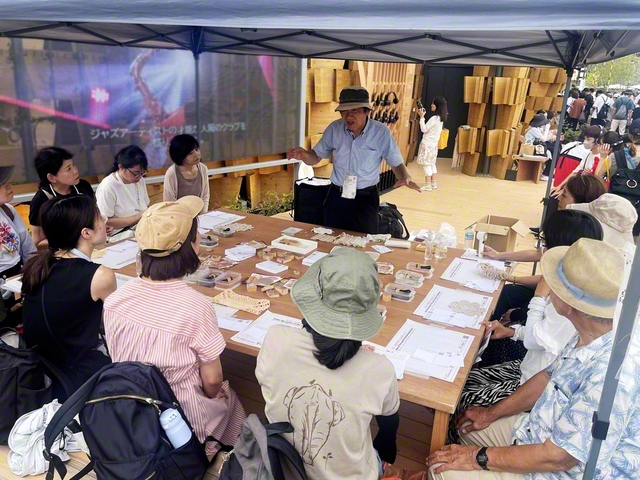 ポーランド館でのワークショップで、天然顔料について解説する橋本さん（写真中央、9月10日）