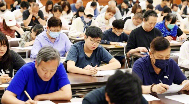 求道の心は世代を超えて。試験に臨む香港の同志