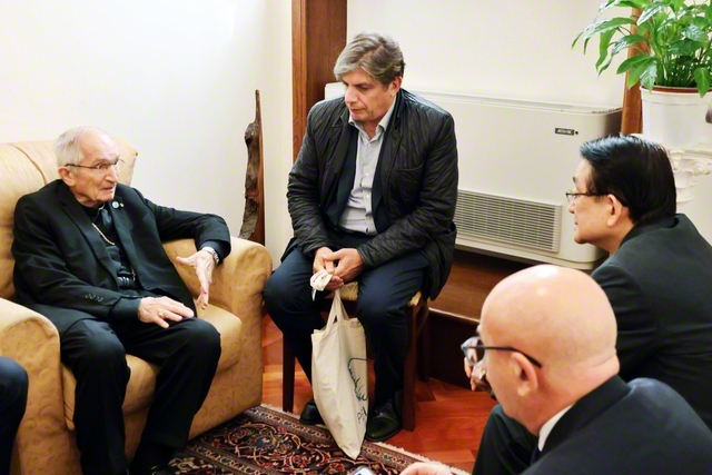 学会派遣団の代表がトマーシ枢機卿（左端）と懇談（27日、ローマ市内で）