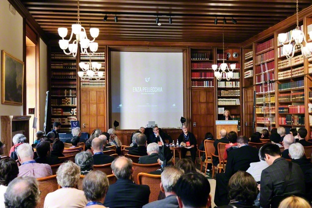 イタリア創価学会のペレキア氏が、死刑制度廃止を巡る分科会で登壇。会場は、19世紀に建築されたローマ市内の文化施設で、約100人の参加者の熱気に包まれた（28日）