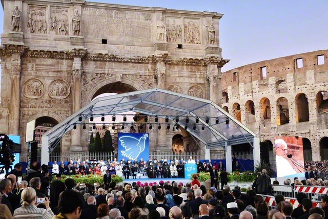 古代ローマの遺跡「コロッセオ」を背に開かれた閉幕式（同）