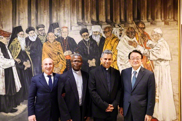 ローマ教皇庁「諸宗教対話省」次官のコディトゥワック神父（右から2人目）と（同）