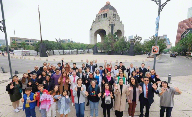 メキシコ広布60周年から、学会創立100周年へ――師弟の誓いを胸に前進するメキシコ市の友が、池田先生も訪れた革命記念塔の前で（今月5日）