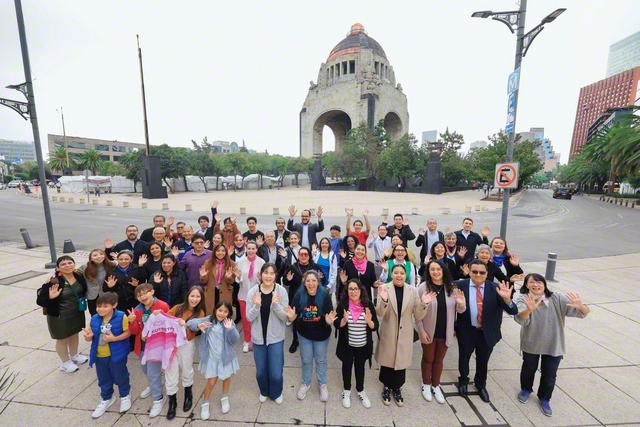 メキシコ広布60周年から、学会創立100周年へ――師弟の誓いを胸に前進するメキシコ市の友が、池田先生も訪れた革命記念塔の前で（今月5日）