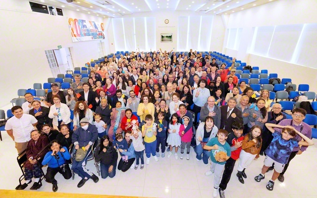 師弟有縁の天地で、広布拡大に勇んで挑戦するメキシコ創価学会の友（今月5日、メキシコ平和文化センターで）