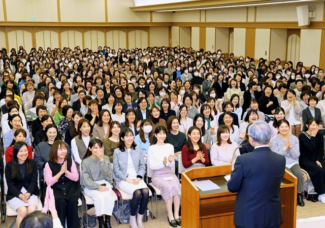 福徳薫る勝利の人生を――仲良き団結で前進する東京女性部の幹部会（金舞会館で）