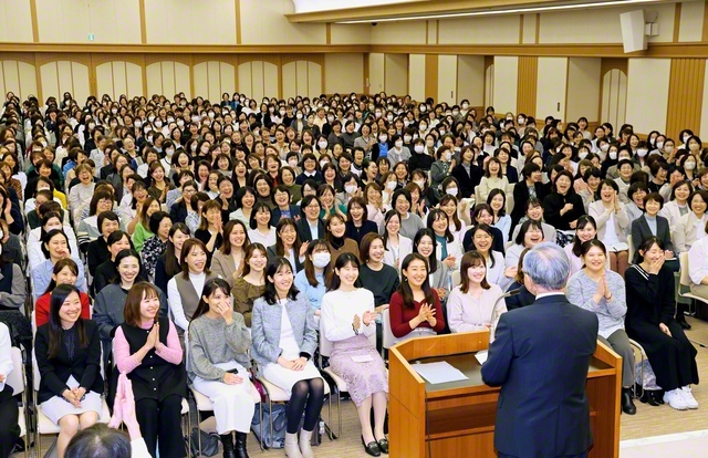 福徳薫る勝利の人生を――仲良き団結で前進する東京女性部の幹部会(金舞会館で)