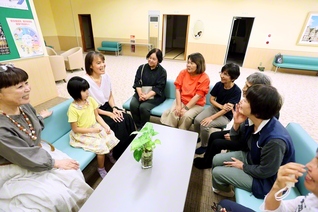 地区の“総合力”を発揮しながら朗らかに歩む宮里地区の女性部。家族のような麗しい絆、世代を超えた団結が光っている