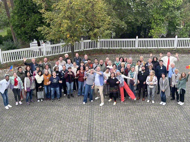 仲良き団結で前進するライン・ノルト・オスト本部の友。研修会では、質疑応答や小グループ単位のディスカッションも行われた（ヴィラ・ザクセン総合文化センターで）