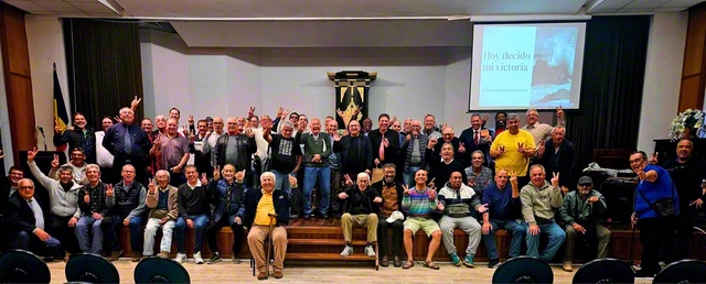 師弟共戦の誓いを胸にウルグアイ壮年部の友が記念撮影（ウルグアイ文化会館で）