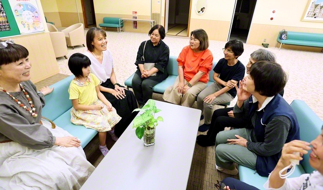 地区の“総合力”を発揮しながら朗らかに歩む宮里地区の女性部。家族のような麗しい絆、世代を超えた団結が光っている