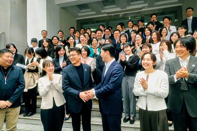 青年訪中団が華中師範大学の呉副処長(最前列左から3人目)をはじめ、学生、教職員と和やかに(10月30日)