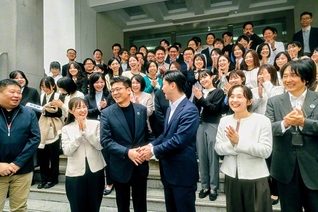 青年訪中団が華中師範大学の呉副処長（最前列左から3人目）をはじめ、学生、教職員と和やかに（10月30日）