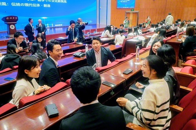 湖北大学ではグループに分かれて学生と交流した(10月31日)