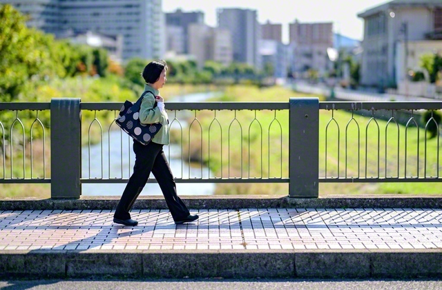 家電量販店で契約社員として勤務する荒木洋子さん（広島県呉市で）