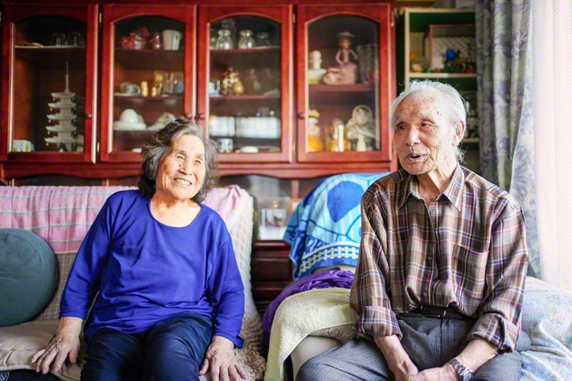 妻の美和子さん㊧が義信さんのことを「旅行にも行かせてくれたし、いい人だよ」と褒めると、義信さんが急にかしこまり、笑いがおきた