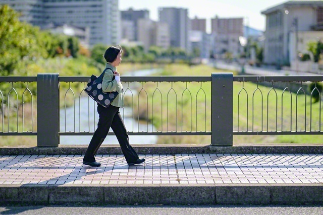 家電量販店で契約社員として勤務する荒木洋子さん（広島県呉市で）