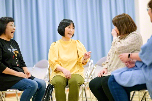 同志との和やかな語らい。笑顔がはじける（広島・呉平和会館で）