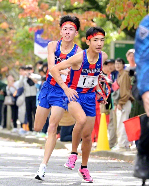 1区・田村選手㊧から2区・茂籠和生選手（1年）へのタスキリレー