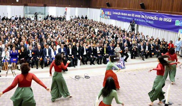 ダンスグループ「タイガ」が華麗なパフォーマンスを披露したブラジルSGI発足65周年の記念総会（10月19日、ブラジルSGI自然文化センターで）
