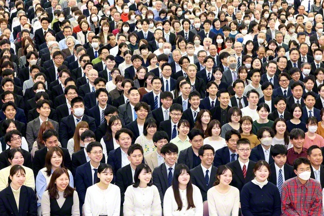 八王子総区の総会では、石井亜紀子さんが、師の激励を胸に病を乗り越え、夢の扉を開いた体験を語った（東京戸田記念講堂で）