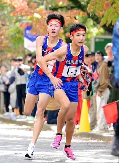 1区・田村選手㊧から2区・茂籠和生選手（1年）へのタスキリレー