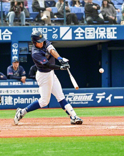 五回表、右越えに2点本塁打を放つ立石（横浜スタジアムで）