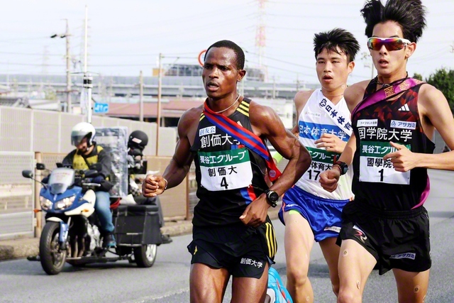 各大学のエースと並走し、熱戦を繰り広げた3区・ムチーニ選手（左端）