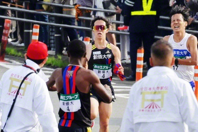 2区・小池選手（中央）は主力の意地を見せ、5位で中継所へ