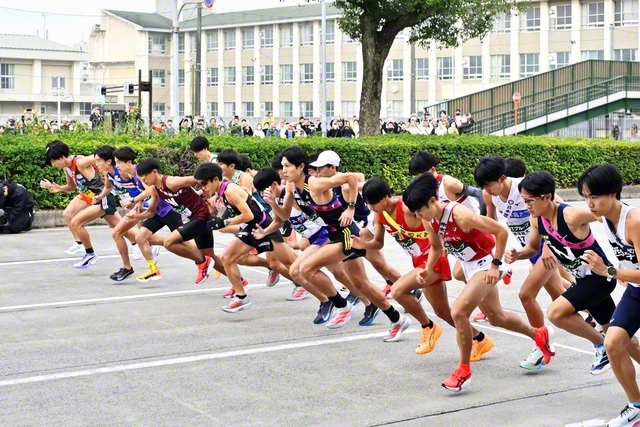 創価の石丸選手（中央）ら27チームの1区のランナーが勢いよくスタート（名古屋市内で）