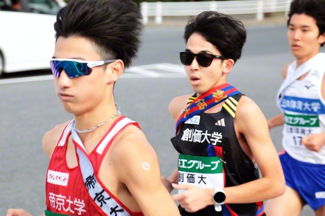 区間4位で走り、シード権獲得に大きく貢献した4区・織橋選手（中央）