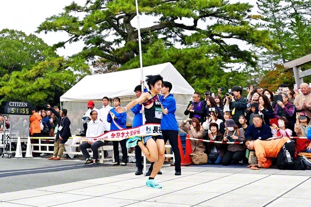 堂々の4大会連続シード権獲得！――チーム全員でつないだタスキを胸に、山口選手が7位でゴールした（三重・伊勢市内で）