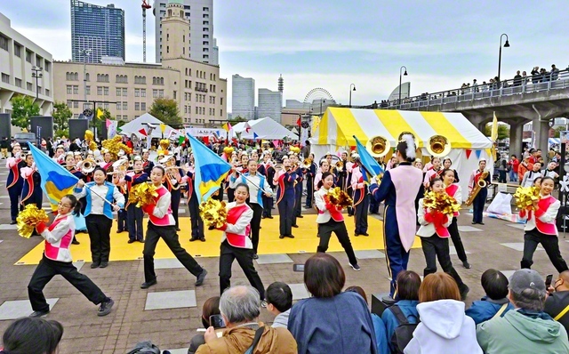躍動感あふれる演奏・演技で聴衆を沸かせた首都圏の富士鼓笛隊（2日、横浜市内で）