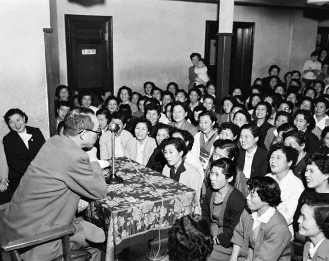 1956年5月、東京・信濃町の学会本部（当時）で行われた地区担当員会で指導する戸田先生。池田先生は後年、こうした師の折々の姿に思いを馳せて、「戸田先生の晩年の戦い――それは、『全学会員を、そして全民衆を一人も残さず幸せにしてみせる』という烈々たる大闘争であった。ここに『学会精神』がある」と強調した