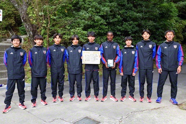 8区間106・8キロを走り終えた選手たちが榎木監督と共に（三重・伊勢市内で）