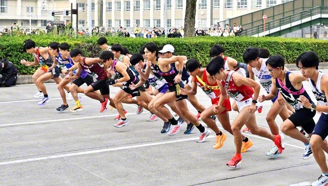 創価の石丸選手（中央）ら27チームの1区のランナーが勢いよくスタート（名古屋市内で）