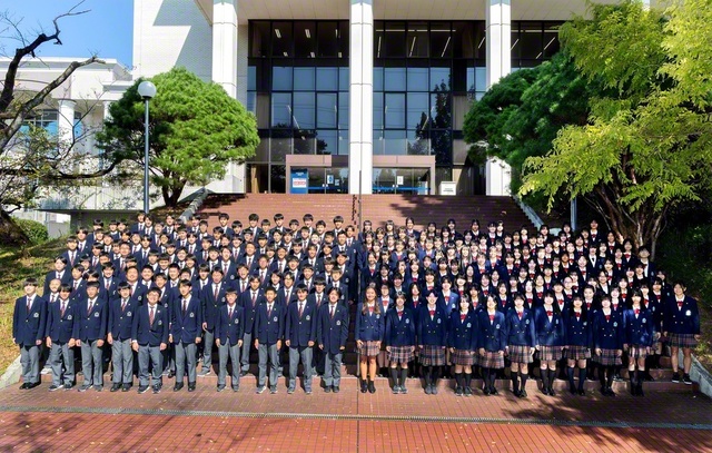 関西創価中学校の3年生が決意を新たに（10月30日、創大中央図書館前で）